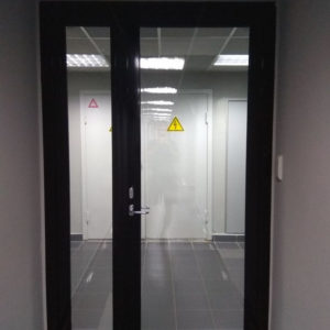 Противопожарная дверь с остеклением более 25 процентов / серия FRM7453